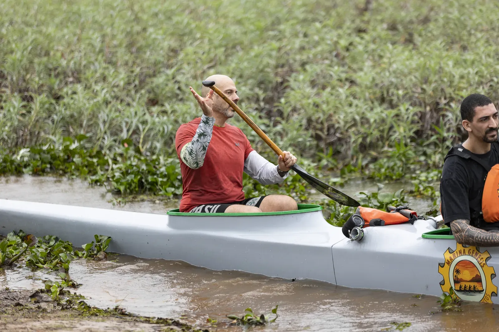 Dupla remando a canoa havaiana