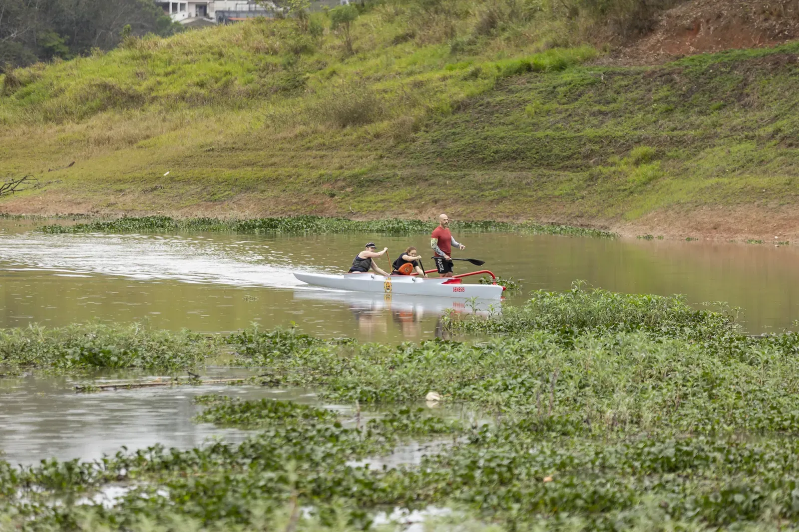 Canoa havaiana em água aberta na represa