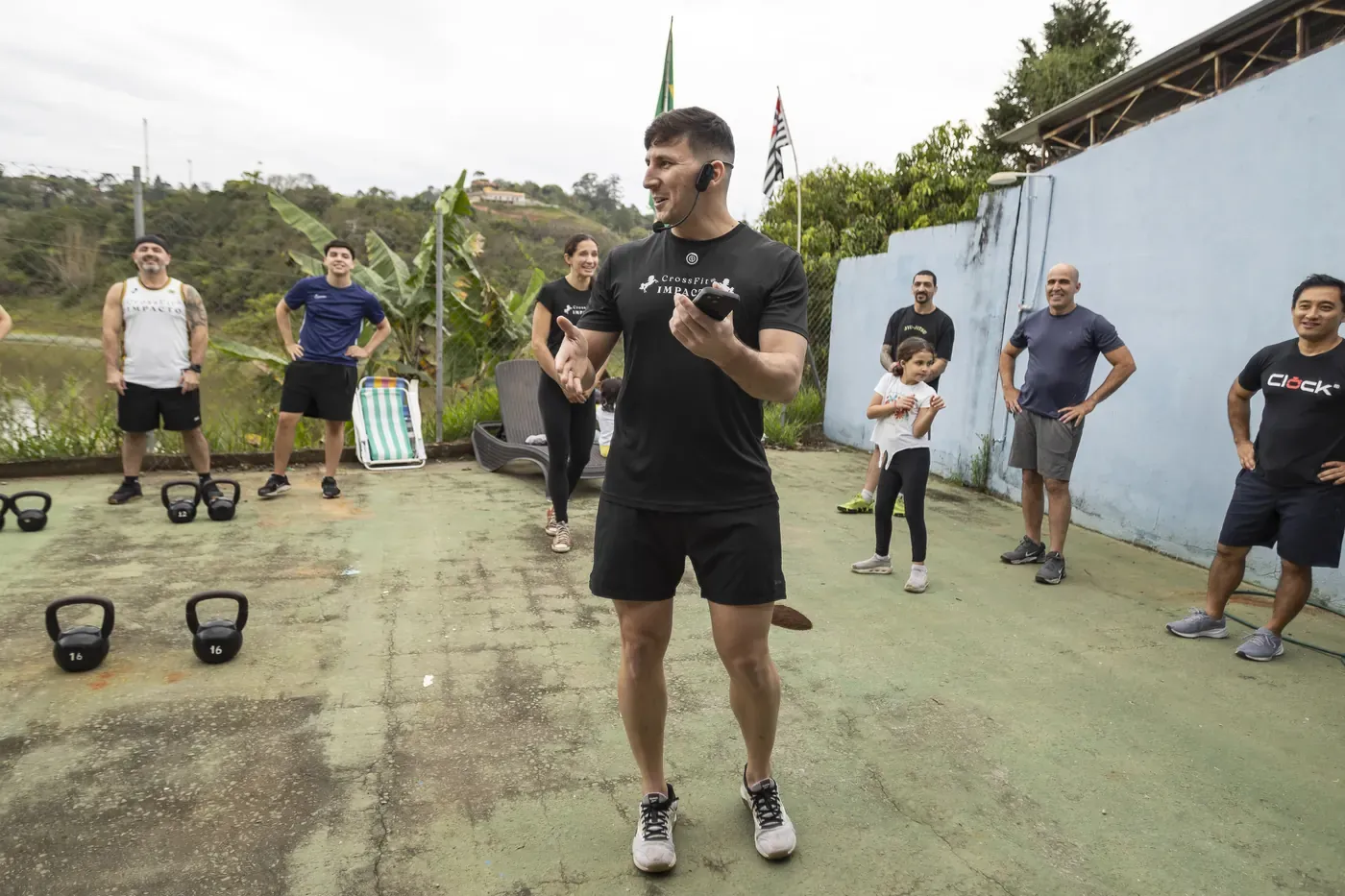 Briefing com kettlebells e o lago ao fundo
