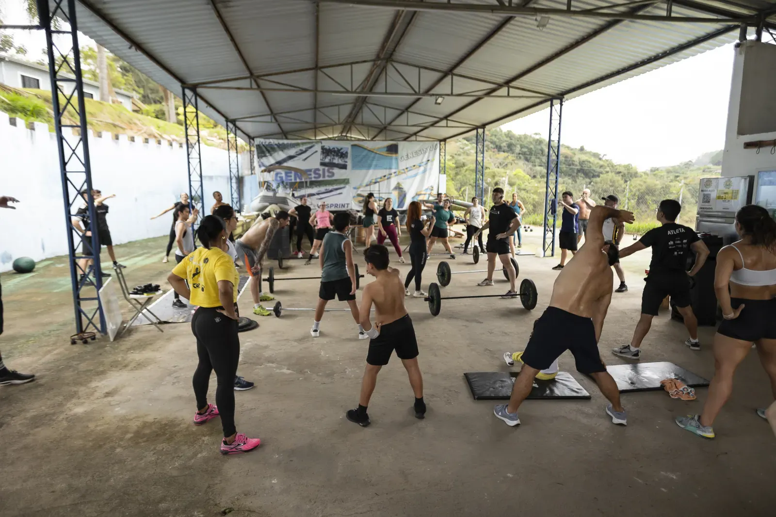 Treino coletivo no galpão da marina
